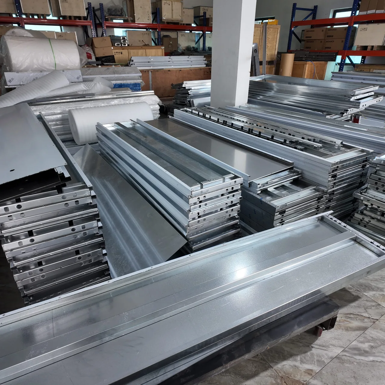 Các bộ phận cửa tầng thang máy đang được gia công tại xưởng Tân Long