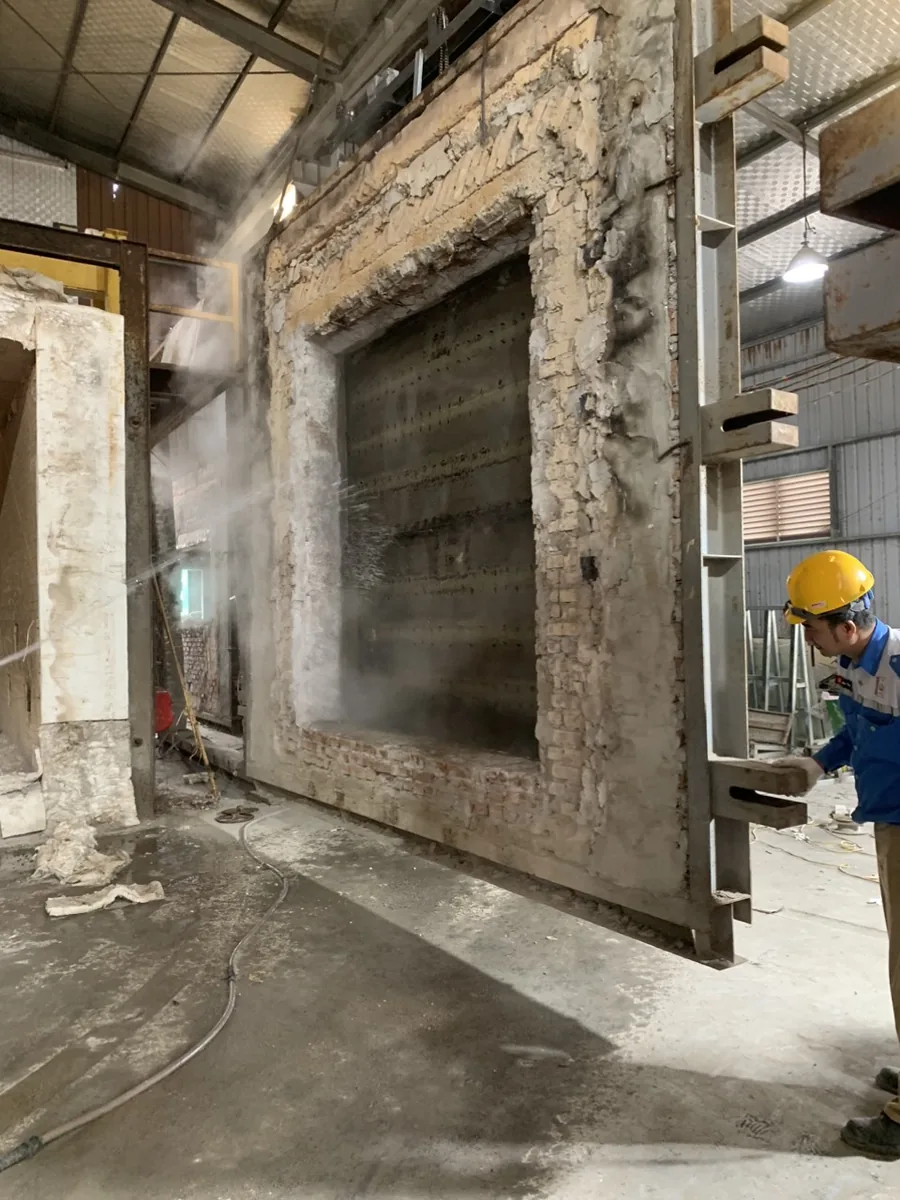 Mẫu cửa tầng thang máy tại khu vực thử nghiệm chịu lửa