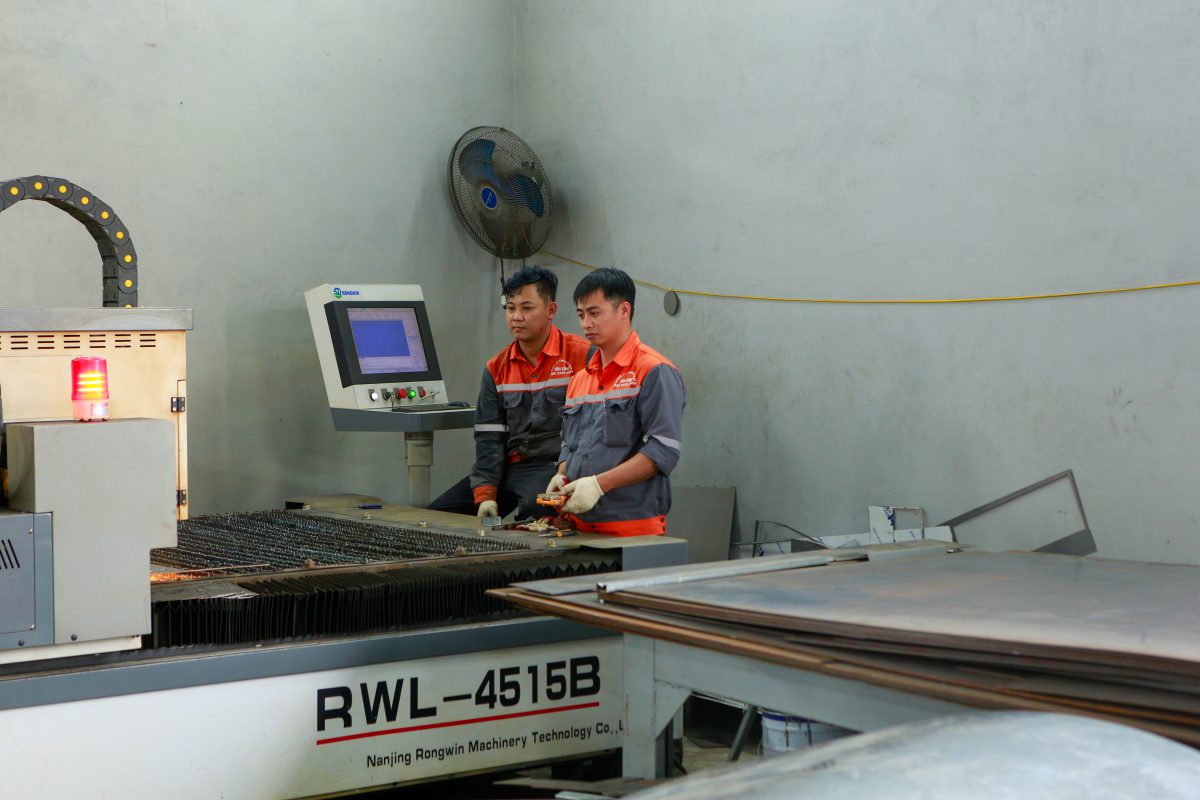 Kỹ thuật viên Tân Long vận hành máy cắt CNC tại xưởng sản xuất